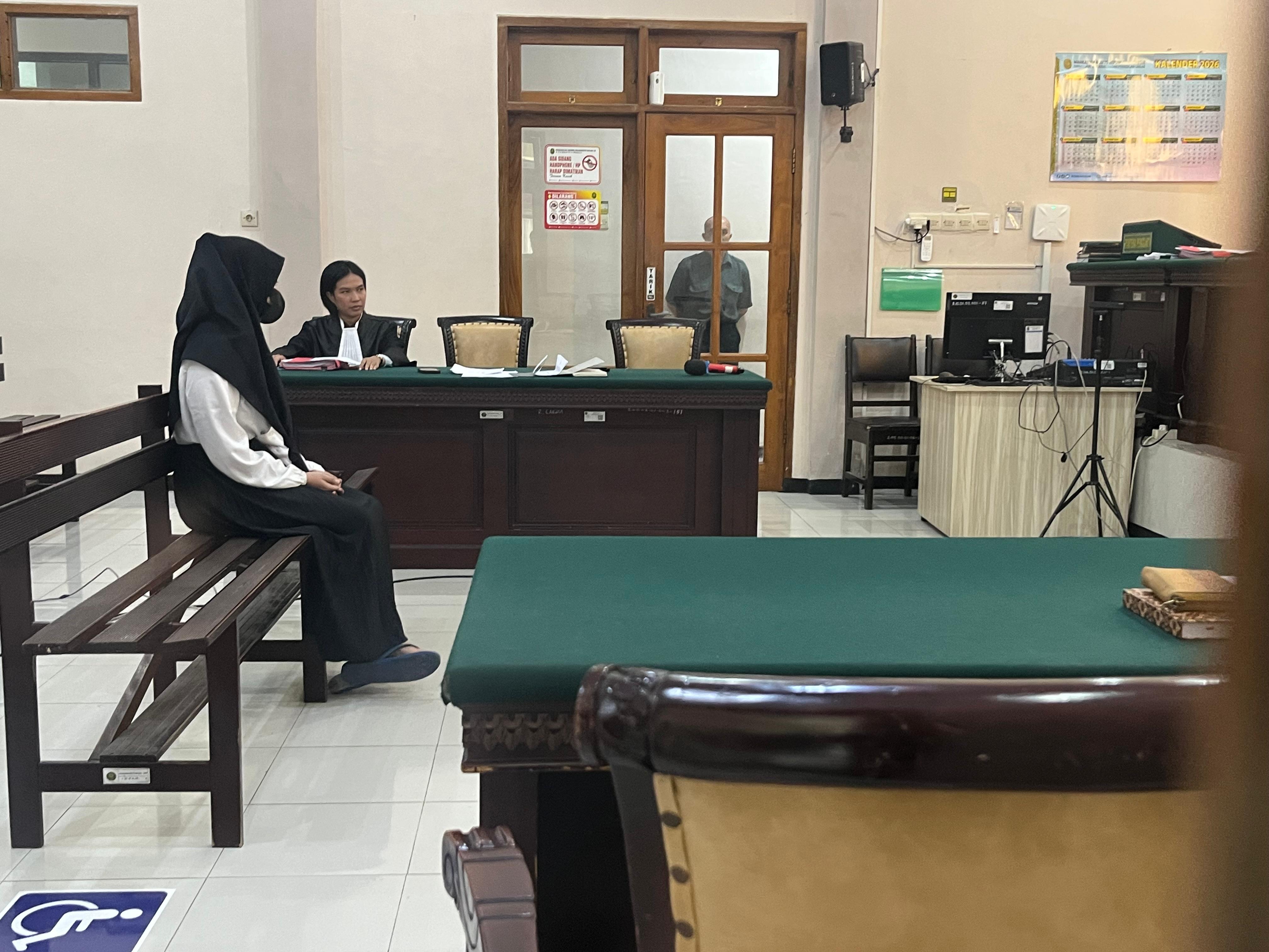 MEMBANTU PELAKU: AR, terdakwa kasus aborsi saat menjalani sidang di Pengadilan Negeri Mojokerto, Selasa (10/2).