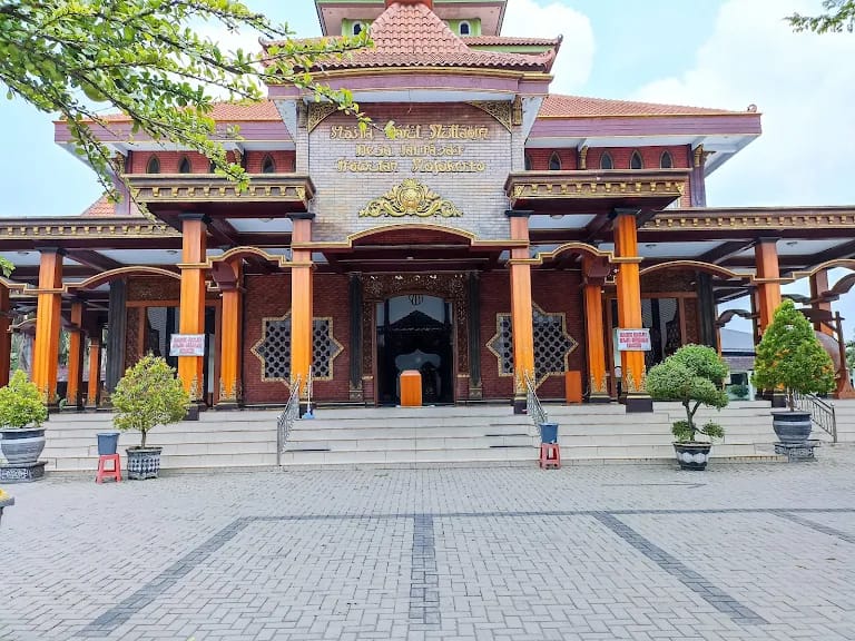 vUNIK: Masjid Darul Muttaqin di Desa Jatipasar, Kecamatan Trowulan, Kabupaten Mojokerto memiliki gaya arsitektur Majapahitan.