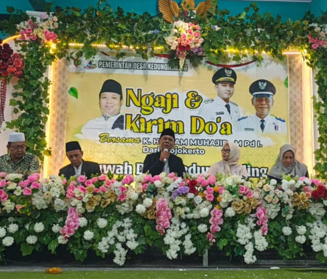 KHIDMAT: Kepala Desa Kedungmaling Edy Prabowo memberikan sambutan sebelum pengajian umum dan doa bersama yang menjadi rangkaian ruwah desa, Rabu (11/2).