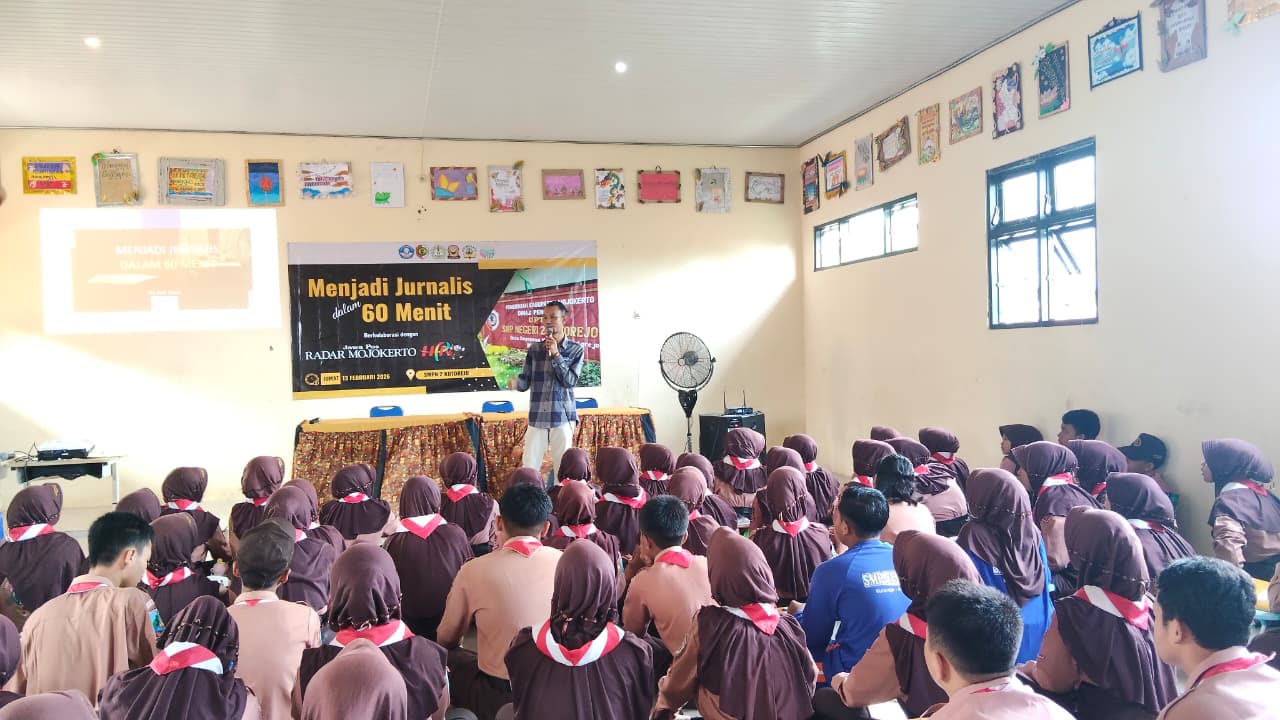 BERSEMANGAT: Siswa SMPN 2 Kutorejo memproduksi berita dipandu Pemimpin Redaksi Jawa Pos Radar Mojokerto Moch. Chariris dalam kegiatan Jurnalis Mengajar, kemarin (13/2).