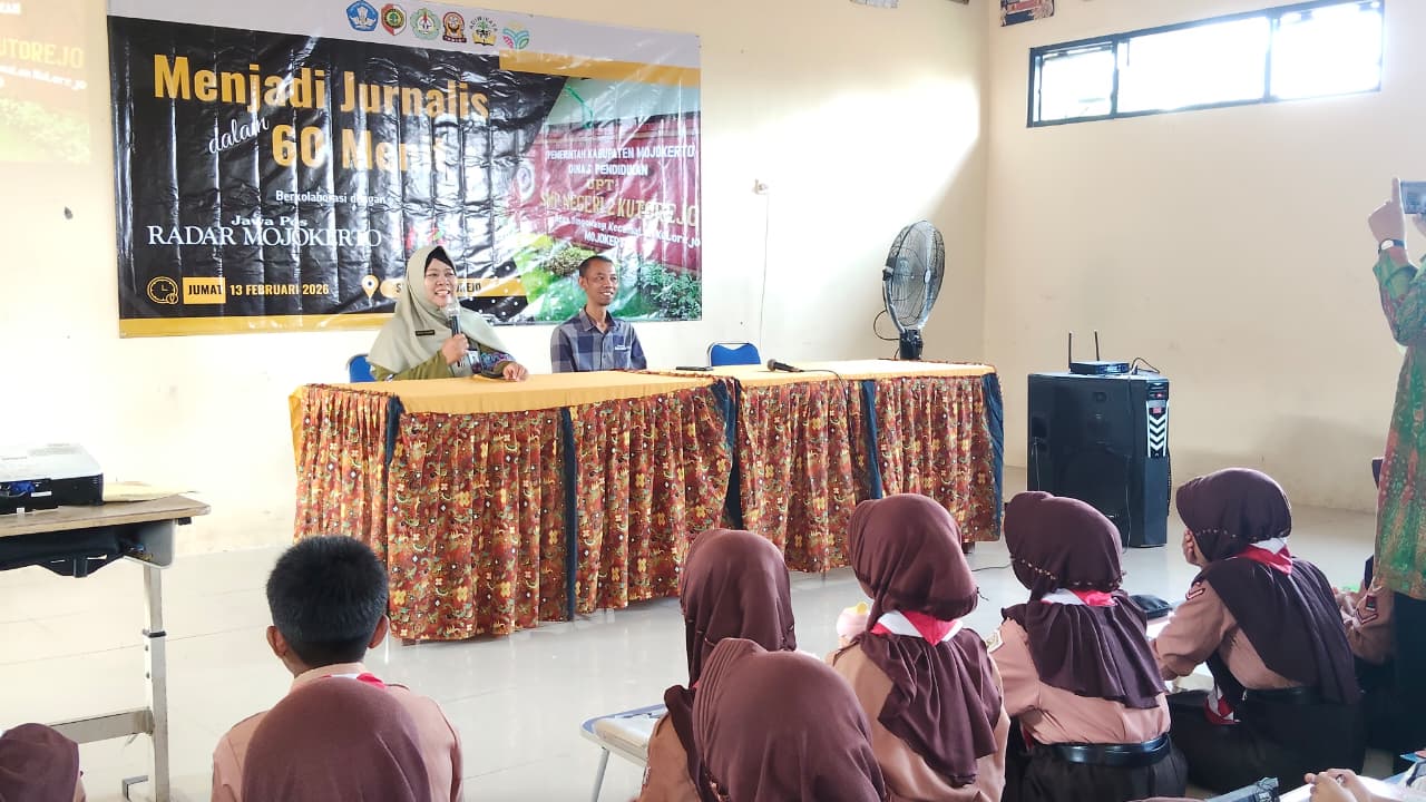 PELUANG EMAS: Kepala SMPN 2 Kutorejo Rahayu Wijayati membuka acara Jurnalis Mengajar bertema Menjadi Jurnalis dalam 60 Menit&rsquo;&rsquo;.