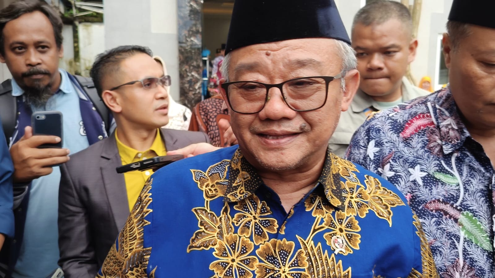 ANGIN SEGAR:&nbsp;Mendikdasmen RI Abdul Mu&rsquo;ti menghadiri acara peresmian gedung DKV SMK Mutia Ngoro sekaligus program revitalisasi beberapa sekolah di Mojokerto, kemarin (12/2).
