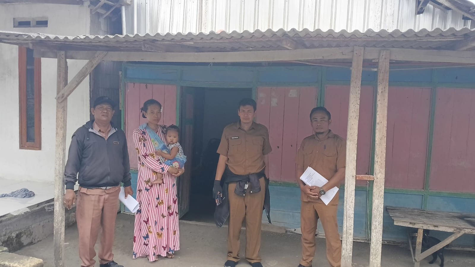 VALIDASI: DPRKP2 Kabupaten Mojokerto didampingi perangkat desa melakukan verifikasi lapangan ke rumah calon penerima bantuan di Desa Lakardowo, Kecamatan Jetis, kemarin (13/2).