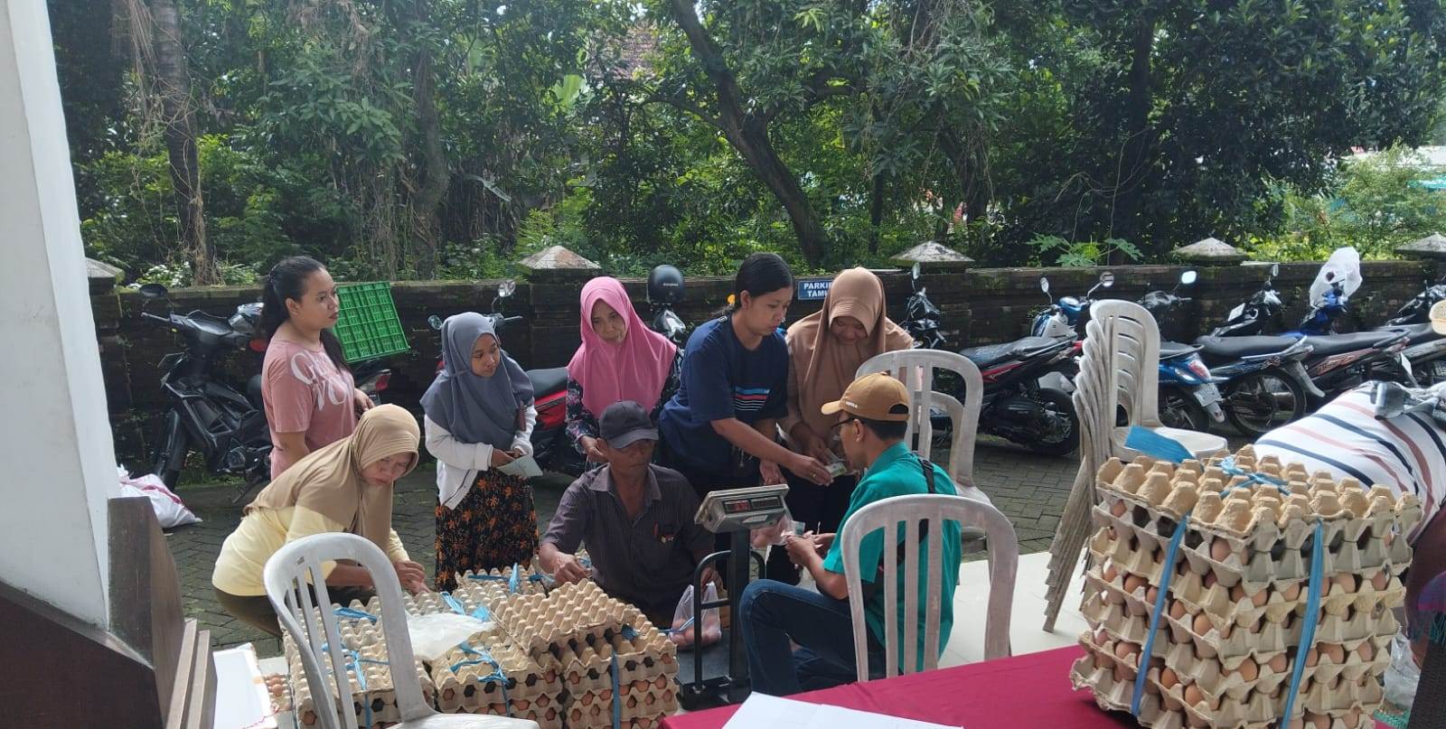 STABILISASI HARGA: Pemkab Mojokerto saat menggelar Gerakan Pangan Murah di Pendapa Kecamatan Puri, kemarin (13/2).