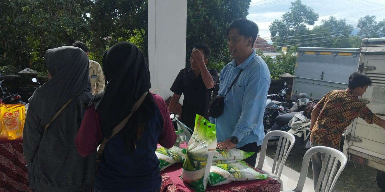 STABILISASI HARGA: Pemkab Mojokerto saat menggelar Gerakan Pangan Murah di Pendapa Kecamatan Puri, kemarin (13/2).
