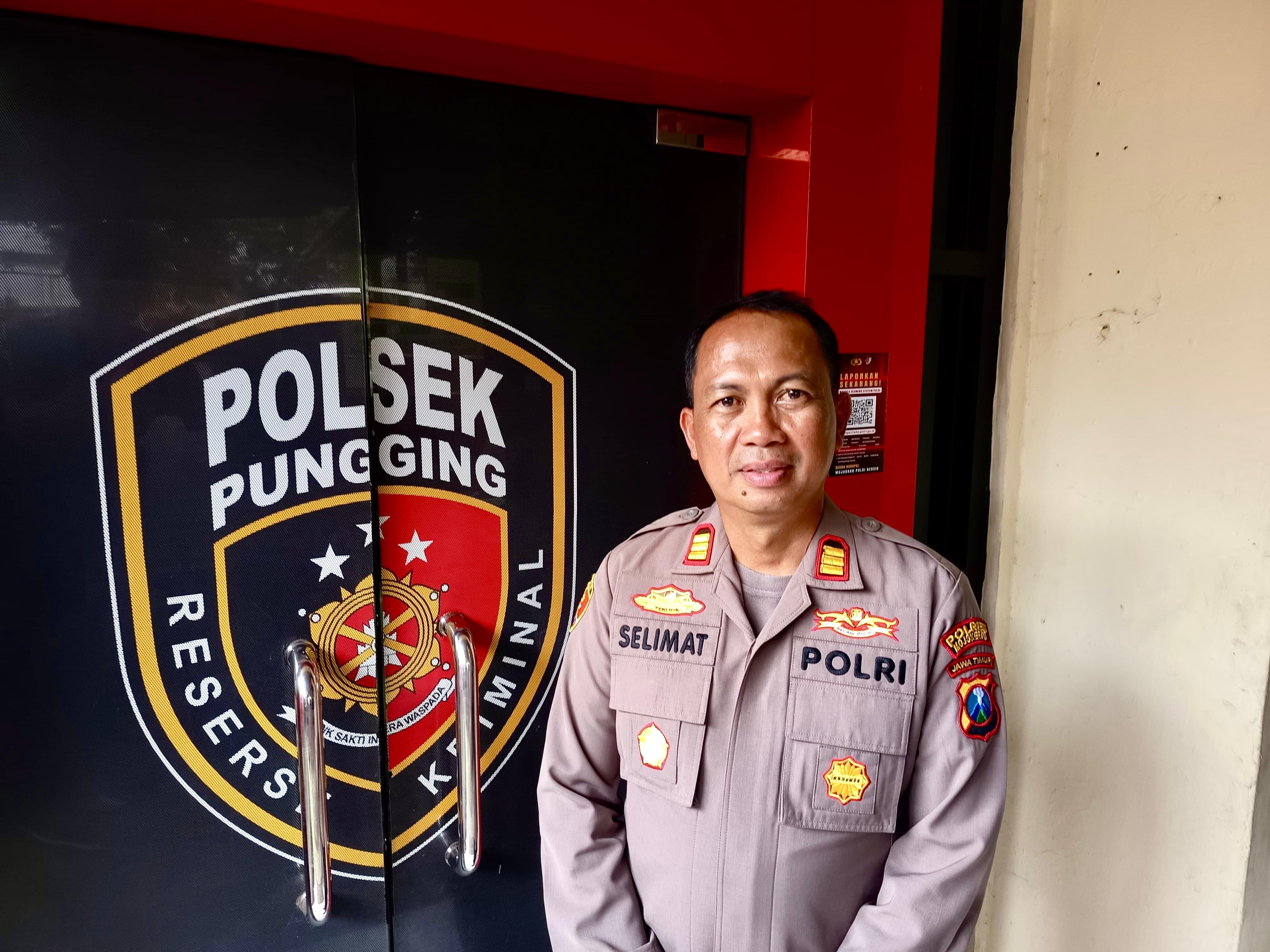 DISELIDIKI: Kapolsek Pungging AKP Selimat saat memberikan keterangan terkait peristiwa meninggalnya santri, kemarin (13/2).