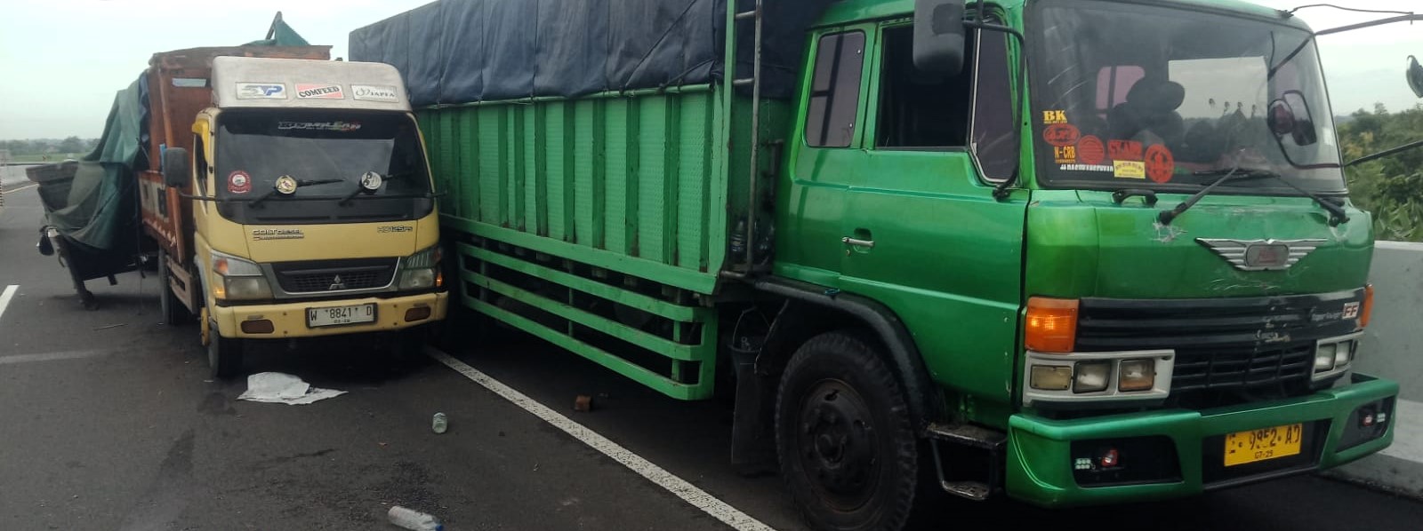 CELAKA: Dua armada truk terlibat kecelakaan di Tol Jombang - Mojokerto KM 705+400, kemarin (13/2).