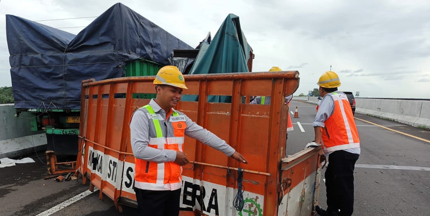 RINGSEK: Petugas Astra Infra Tol Jomo melakukan penanganan kecelakaan truk di KM 705+400, kemarin (13/2).