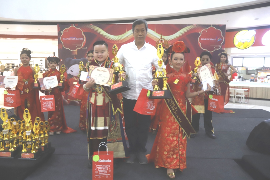 MERIAH: Direktur Jawa Pos Radar Mojokerto M. Nur Kholis bersama para juara pemilihan Koko Cici Cilik 2026 di Grand Atrium Sunrise Mall, Jalan Benteng Pancasila, Kota Mojokerto, Sabtu (14/2).