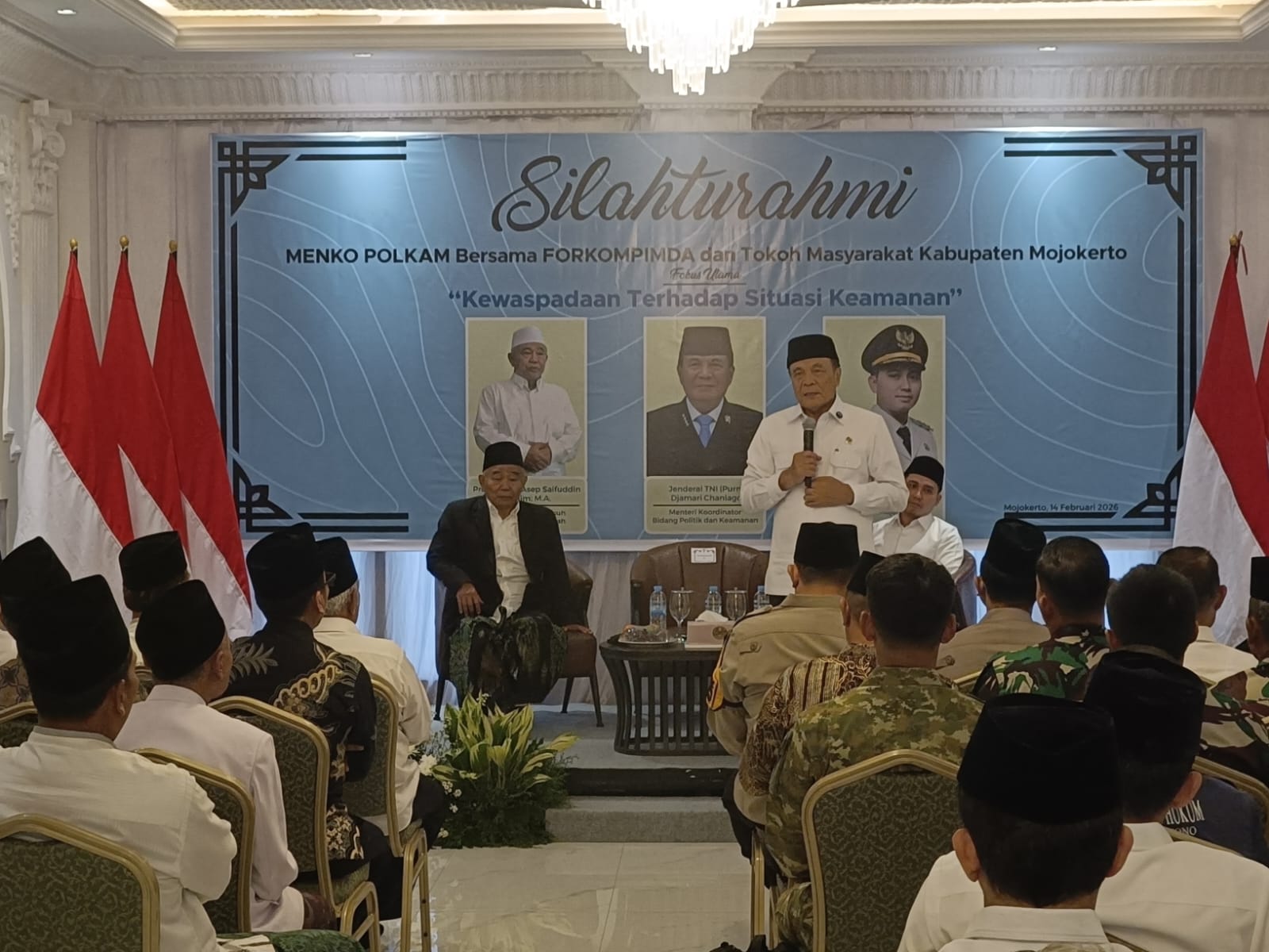 JAGA KONDUSIVITAS: Menko Polkam Djamari Chaniago saat memberikan arahan bersama KH. Asep Syaifudin Chalim saat kunjungan ke Ponpes Amanatul Ummah kemarin (14/2).