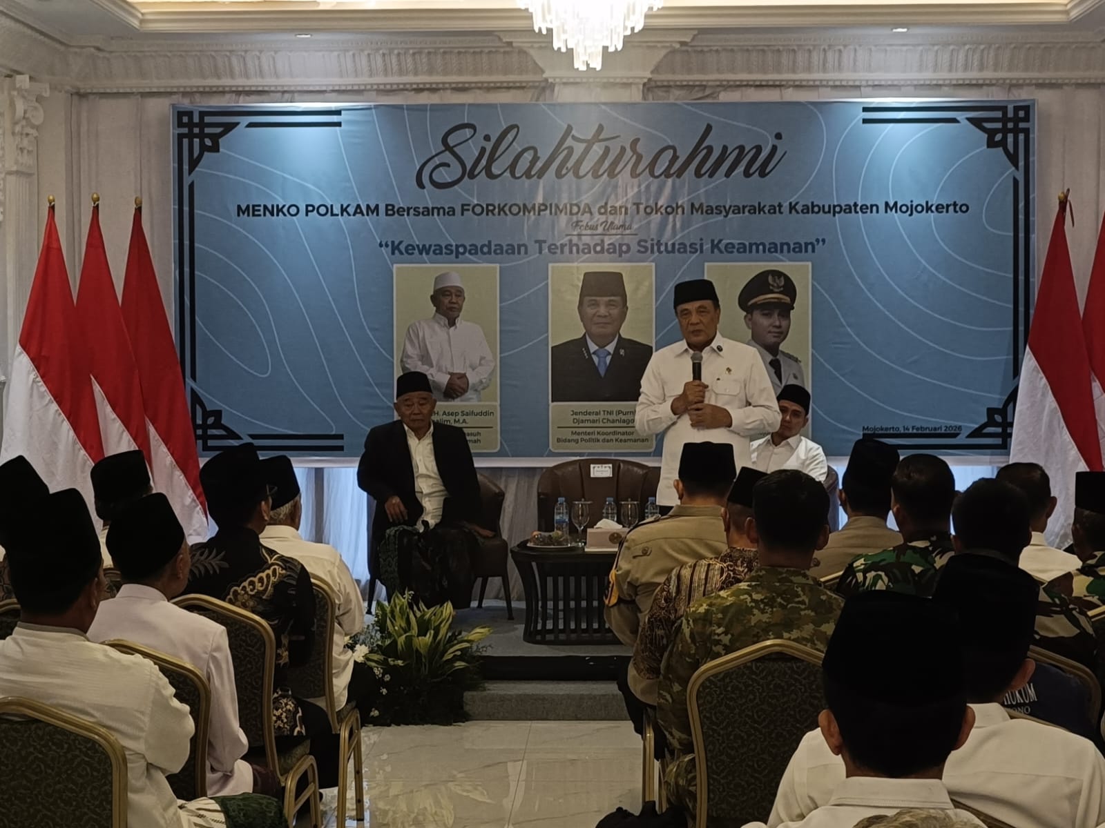 JAGA KONDUSIVITAS: Menko Polkam Djamari Chaniago saat memberikan arahan bersama KH. Asep Syaifudin Chalim saat kunjungan ke Ponpes Amanatul Ummah kemarin (14/2).