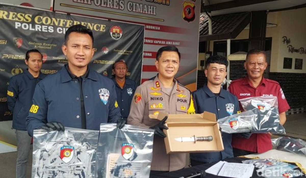 Polisi menunjukkan barang yang dipakai pelaku menghabisi korban. (Foto: Whisnu Pradana/detikJabar)