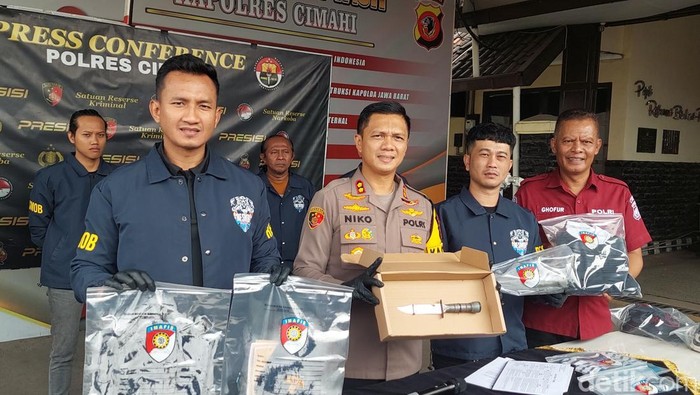 Polisi menunjukkan Barang bukti Kasus pembunuhan  Siswa SMP 26 Kota Bandung.