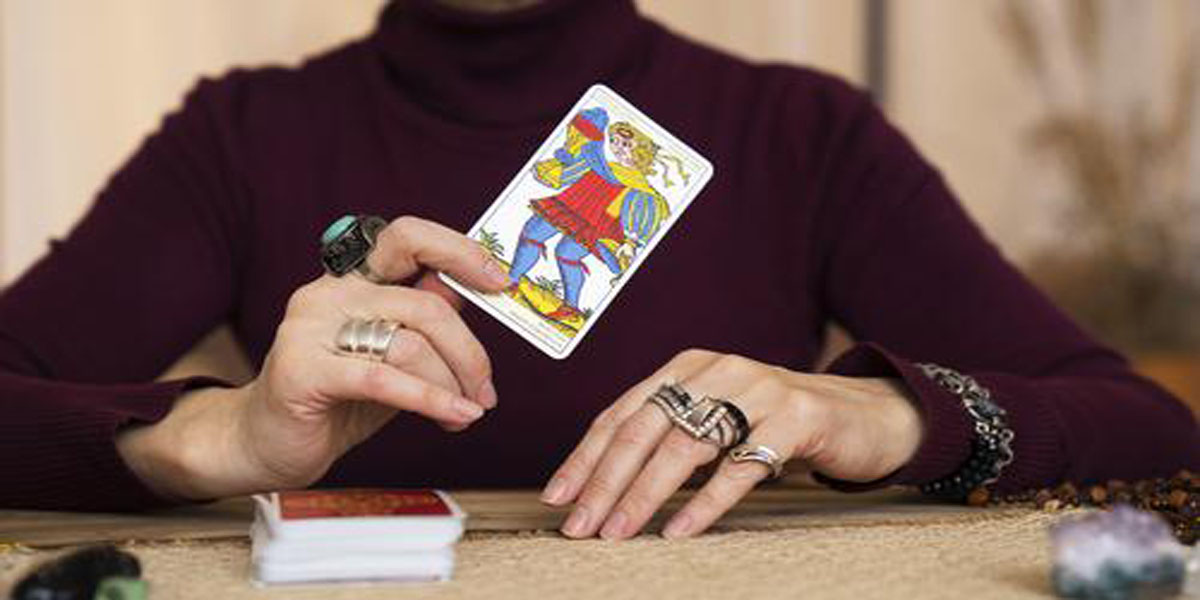 Konten Tarot Trending, Tapi Tidak Semua Setuju.