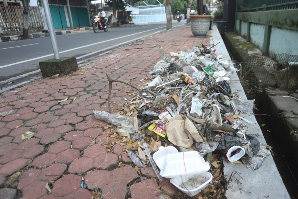 DARURAT SAMPAH: Tumpukan sampah di trotoar depan kantor Pemkab Mojokerto Jl Ahmad Yani, Kota Mojokerto, Minggu (17/2).