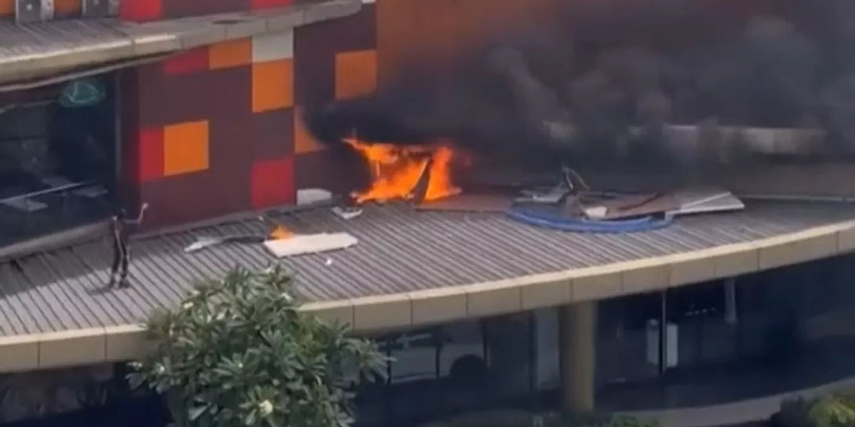 Asap hitam membumbung dari lobi Mall Ciputra Cibubur, Selasa (17/2).