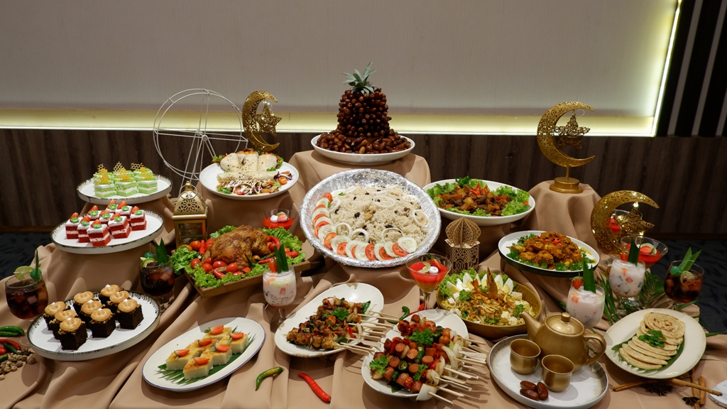 SPESIAL MENU: Paket menu berbuka dan eksklusif bertemakan Ramadan at the Gates of Constantinople yang dipersembahkan Sunrise Hotel Mojokerto bagi para tamu.