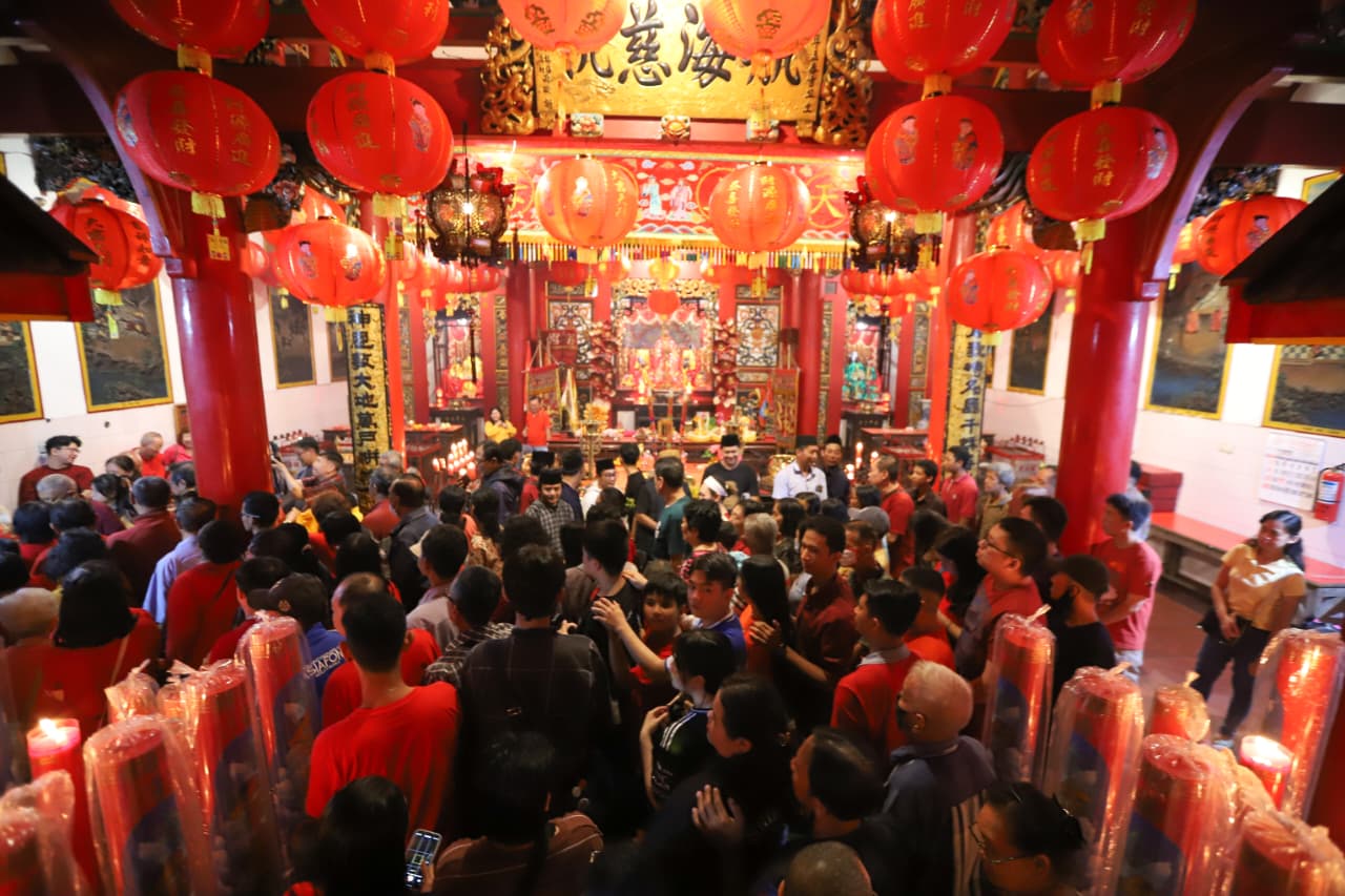 Ratusan umat Tri Dharma melaksanakan sembahyang malam Tahun Baru Imlek 2577 Kongzili, di Kelenteng Hok Sian Kiong, Kota Mojokerto, Senin (16/02) malam.