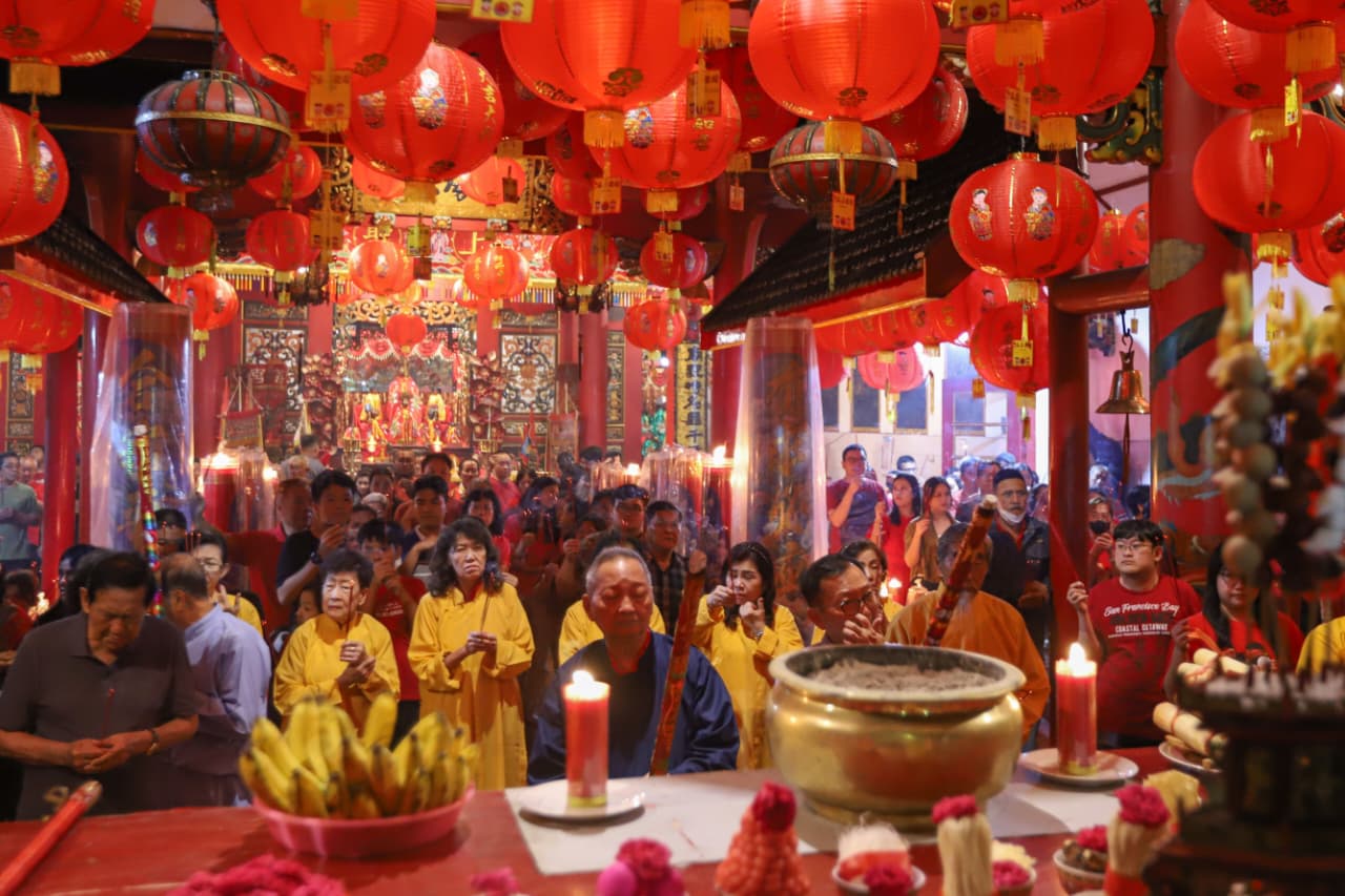 Ratusan umat Tri Dharma melaksanakan sembahyang malam Tahun Baru Imlek 2577 Kongzili, di Kelenteng Hok Sian Kiong, Kota Mojokerto, Senin (16/02) malam.