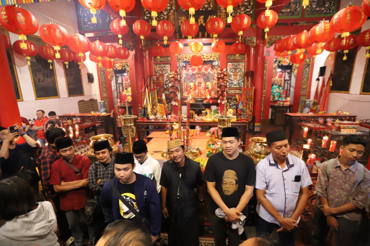 Gusdurian Mojokerto hadir saat umat Tri Dharma melaksanakan sembahyang malam Tahun Baru Imlek 2577 Kongzili, di Kelenteng Hok Sian Kiong, Kota Mojokerto, Senin (16/02) malam.