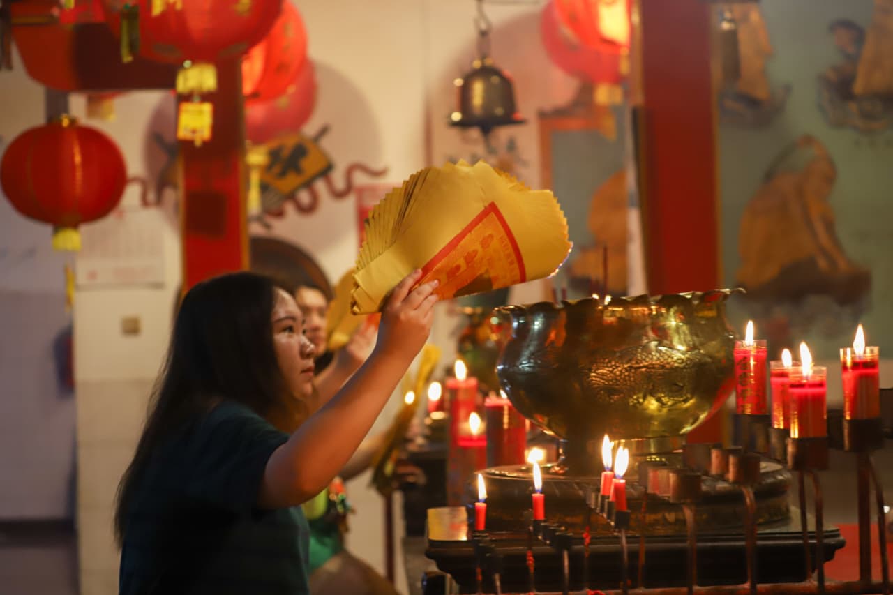 Ratusan umat Tri Dharma melaksanakan sembahyang malam Tahun Baru Imlek 2577 Kongzili, di Kelenteng Hok Sian Kiong, Kota Mojokerto, Senin (16/02) malam.