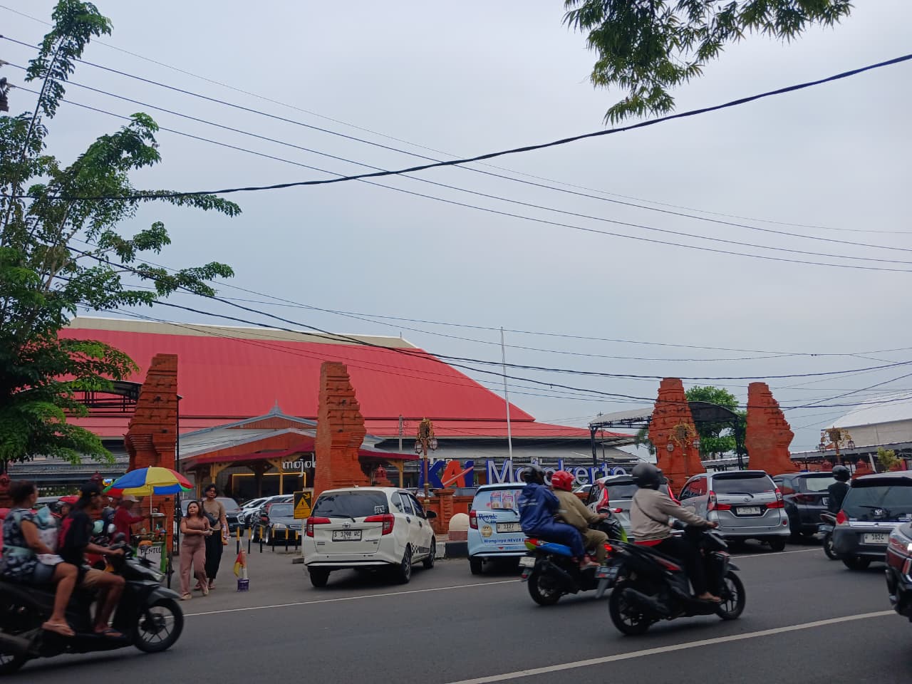 RAMAI: Stasiun Mojokerto di Jalan Bhayangkara, Kota Mojokerto, dipadati penumpang kereta api pada libur Tahun Baru Imlek dan menjelang Ramadan 1147 Hijriah, kemarin (17/2).