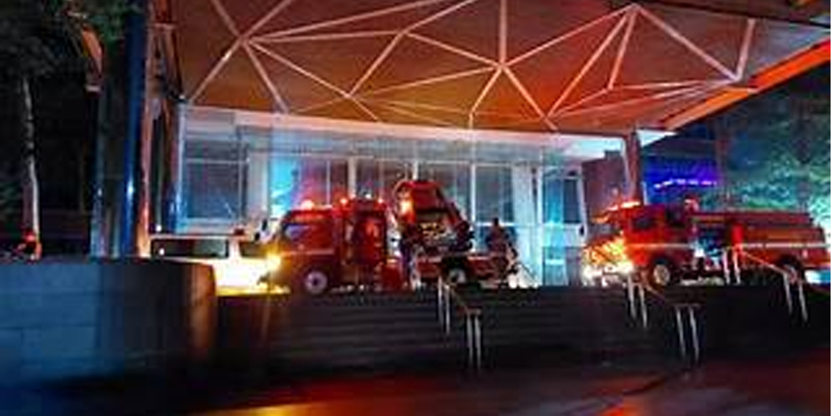 Petugas pemadam kebakaran langsung turun tangan sementara pengunjung dan karyawan berhamburan keluar gedung.