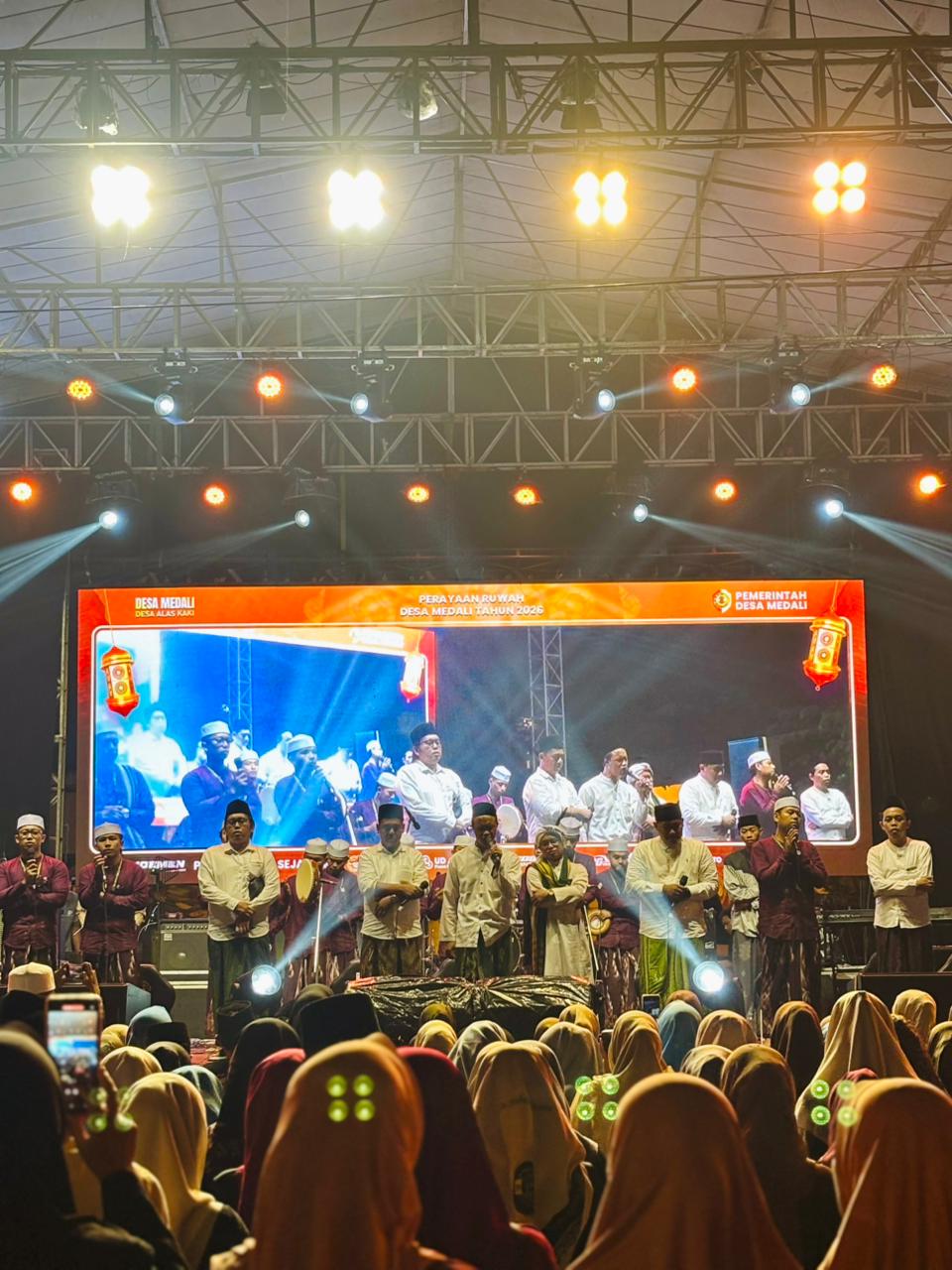 GEMAKAN SALAWAT NABI: Medali Bersalawat menjadi acara puncak sekaligus penutup dari rangkaian kegiatan ruwah di Desa Medali, Kecamatan Puri, Kabupaten Mojokerto, Senin (16/2) malam.