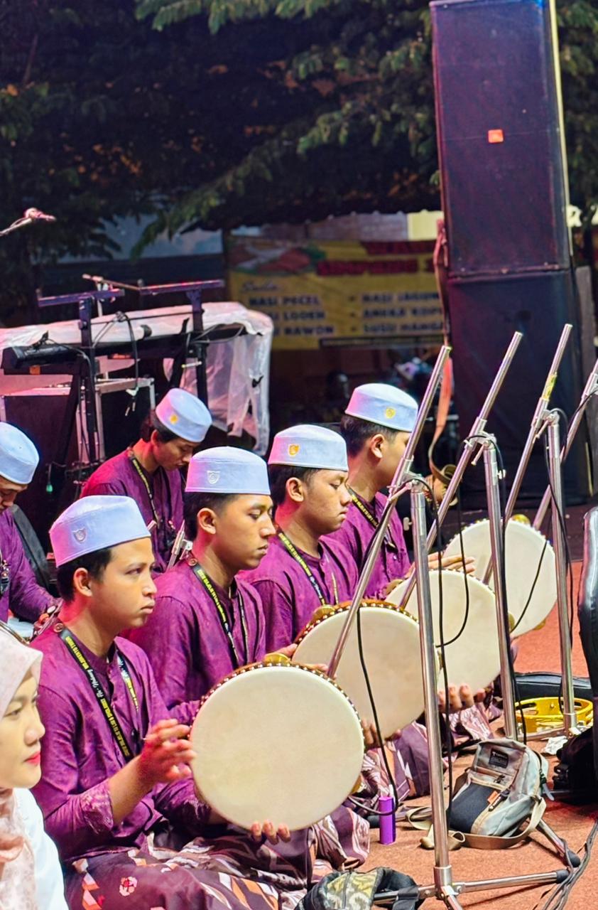 GEMAKAN SALAWAT NABI: Medali Bersalawat menjadi acara puncak sekaligus penutup dari rangkaian kegiatan ruwah di Desa Medali, Kecamatan Puri, Kabupaten Mojokerto, Senin (16/2) malam.