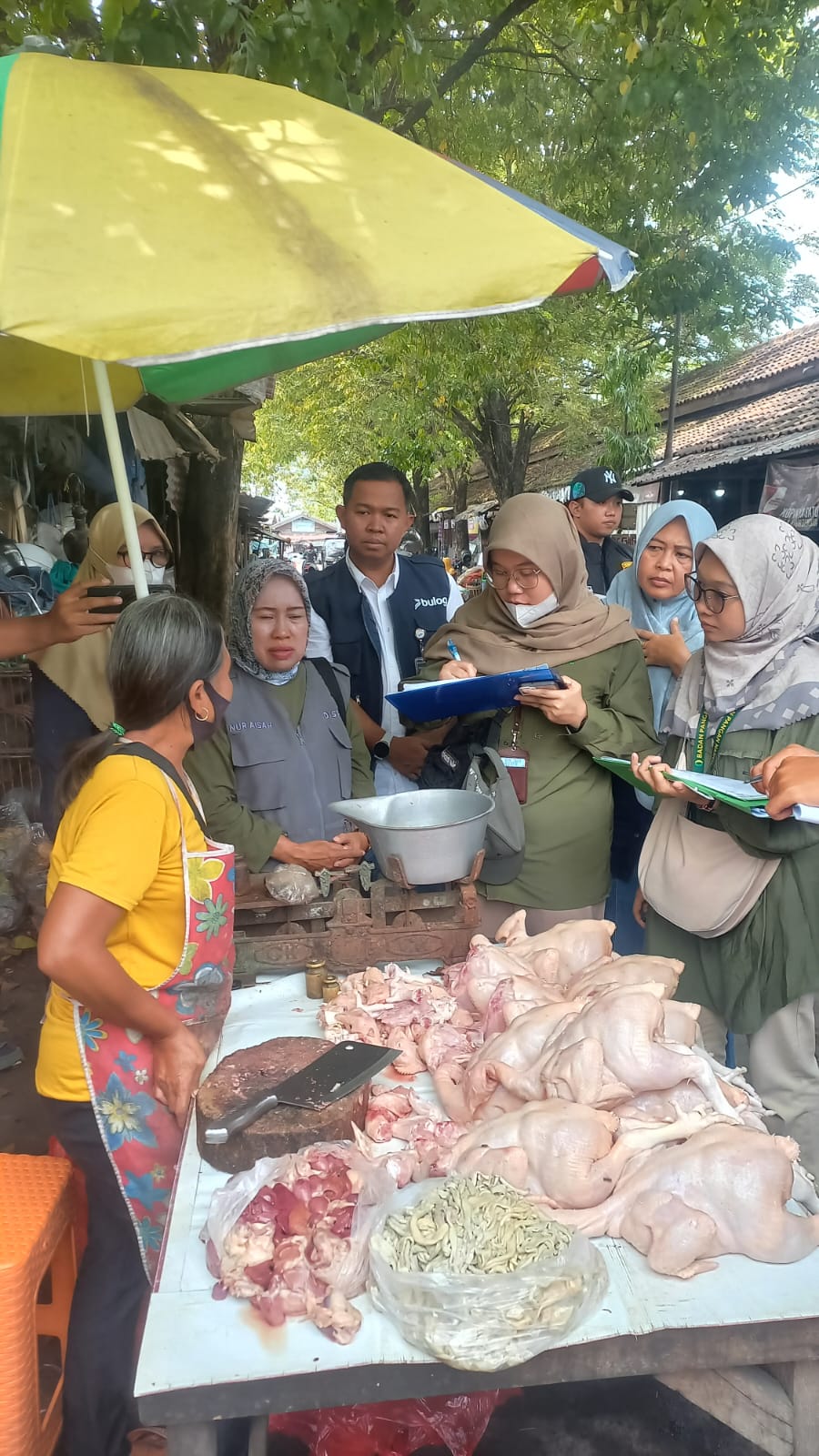 STABILISASI: Pincab Perum Bulog Kancab Mojokerto Muhammad Husin mendampingi Bapanas bersama stakeholder terkait melakukan sidak di Pasar Raya Mojosari untuk memastikan stok pangan aman, kemarin (17/2)