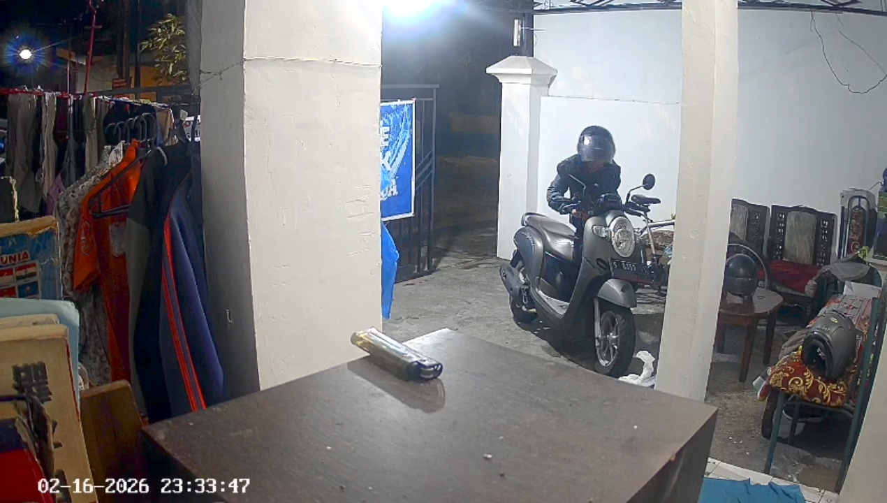 TEREKAM CCTV: Aksi pencurian terekam kamera pengawas saat menggasak motor warga Perumahan Griya Permata Meri, Kelurahan Meri, Kecamatan Kranggan, Kota Mojokerto, Senin (16/2) malam.&nbsp;