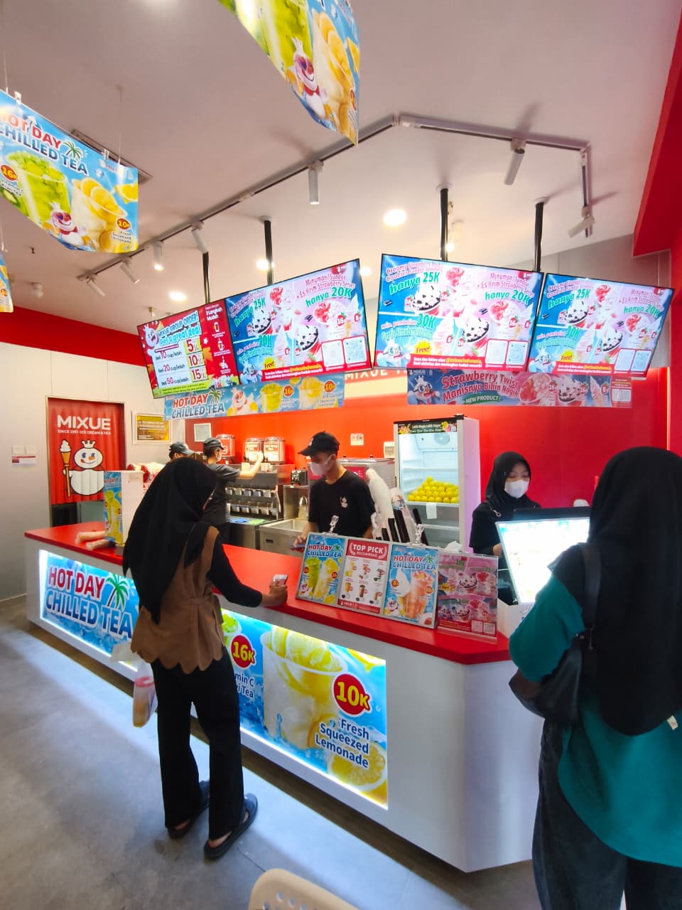 FRESH: Tampilan Mixue yang ada di Lantai 2 Sunrise Mall Mojokerto ini terlihat lebih terang, rapi dan nyaman.