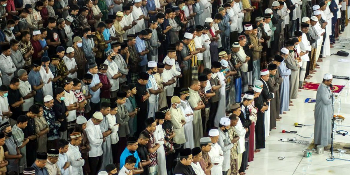 Jamaah membaca doa usai sholat Tarawih di bulan Ramadan.
