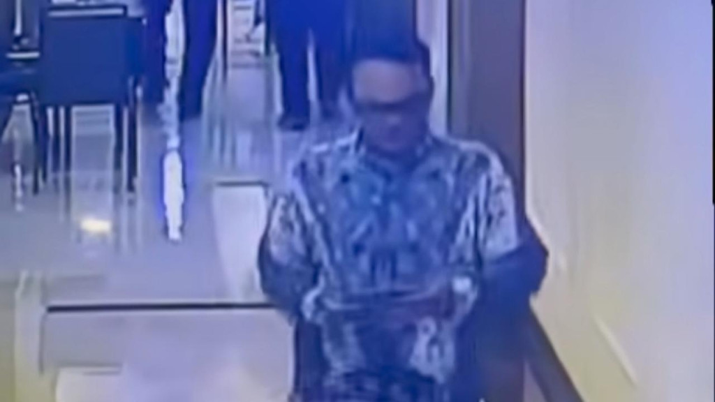 Tersangka pencuri memakai kemeja batik dan lanyard di hotel mewah