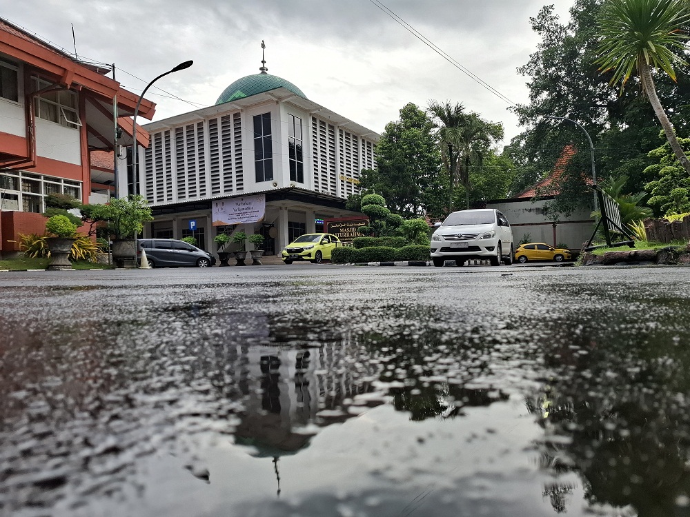 KAJIAN ISLAMI: Pengasuh Pondok Pesantren Salafiyyah Fatchul Ulum (PPSFU) Pacet KH Muslich Abbas menyampaikan materi keilmuan agama usai salat Duhur di Masjid Baiturrahman, Pemkab Mojokerto, kemarin (1