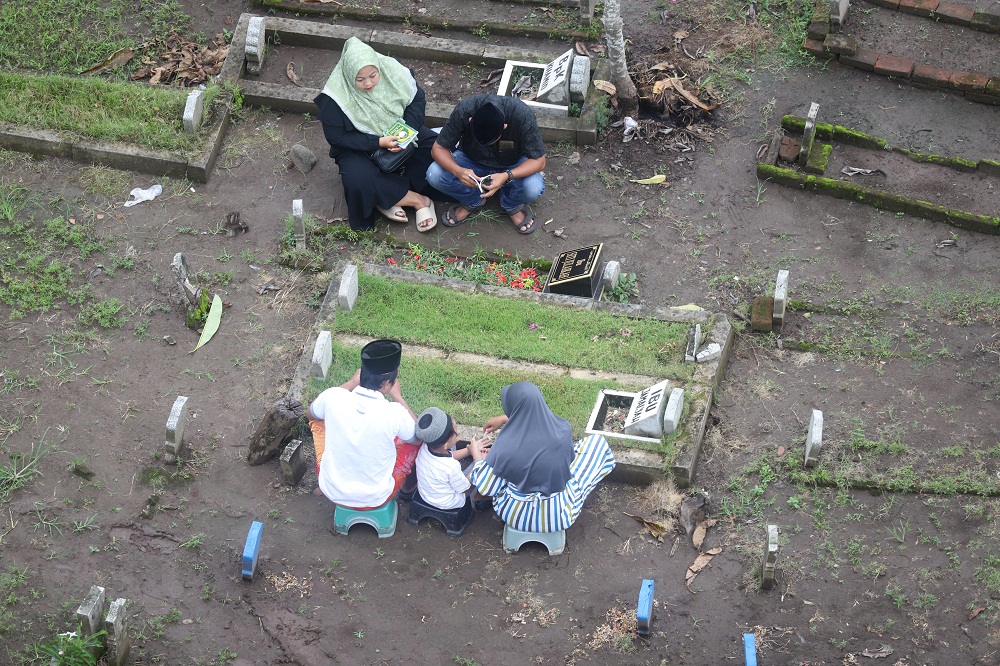 TRADISI: Masyarakat melakukan ziarah ke makam sanak saudara yang menjadi bagian dari tradisi jelang bulan puasa.