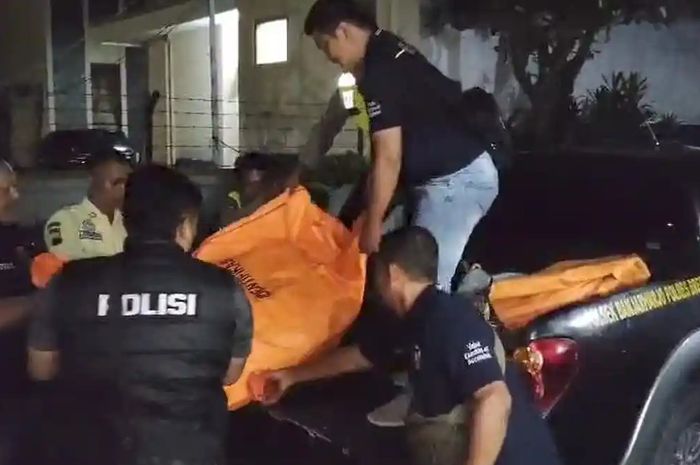 Polisi mengevakuasi mayat dalam kopor yang ditemukan di sebuah rumah di Sukareja ke RSUD Brebes, Senin (16/2/2026) malam.
