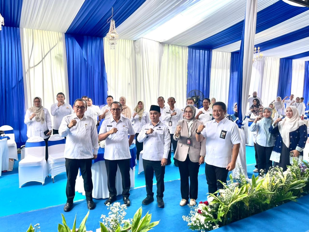 INOVATIF: Bupati Mojokerto Muhammad Albarraa didampingi Sekdakab Teguh Gunarko dan Kepala BPKAD Iwan Abdillah me-launching Aplikasi Amawabumi di kantor BPKAD Kabupaten Mojokerto, kemarin (18/2).