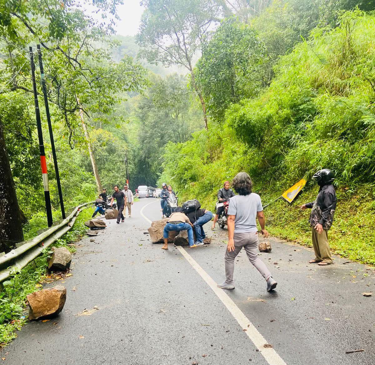 TERDAMPAK: Material bebatuan yang longsor dan menimpa ruas jalan raya Pacet-Trawas, Kabupaten Mojokerto, kemarin (18/2).