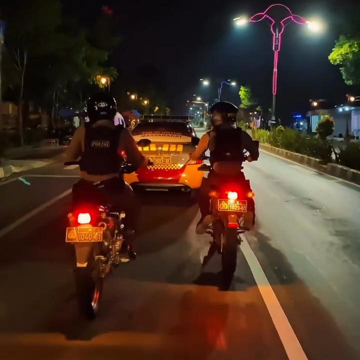 PATROLI: Petugas kepolisian melakukan patroli rutin saat malam hari pusat Kota Mojokerto.