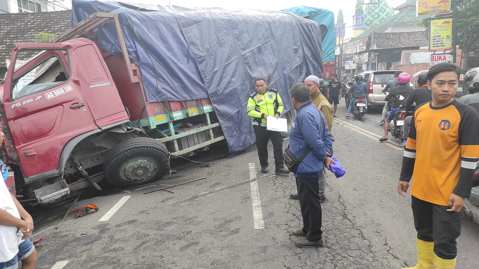 DRAMATIS: Petugas Unit Gakkum Satlantas Polres Mojokerto melakukan olah TKP kecelakaan beruntun di Jalan Raya Pacing, Kecamatan Bangsal, Kabupaten Mojokerto, kemarin (19/2).