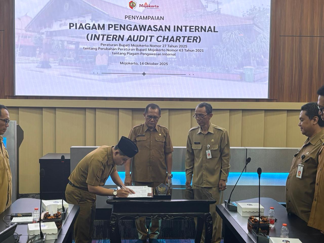 BASIS DIGITAL: Bupati Muhammad Albarraa saat menandatangani piagam pengawasan internal didampingi Sekdakab Teguh Gunarko dan Inspektur Kabupaten Mojokerto Zaqqi.