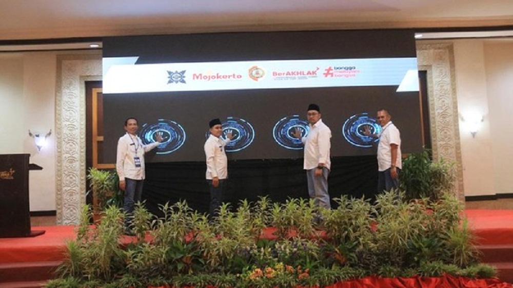 DIGITALISASI: Bupati Mojokerto Muhammad Albarraa dan Wakil Bupati dr. Muhammad Rizal Octavian saat meluncurkan aplikasi Suhita Mobile yang dicetuskan BKPSDM Kabupaten Mojokerto.