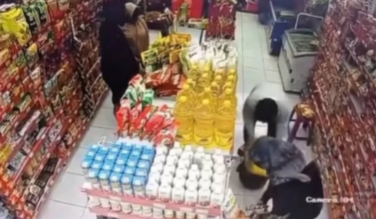 Rekaman CCTV memperlihatkan komplotan pelaku saat beraksi di salah satu minimarket di Cibinong, Kabupaten Bogor.