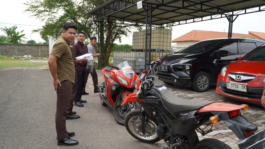 OMZET MILIARAN: Jaksa meneliti barang bukti dan tersangka kasus tindak pidana pencucian uang narkoba saat pelimpahan tahap II di Kejaksaan Negeri Kota Mojokerto, Desember 2025 lalu.