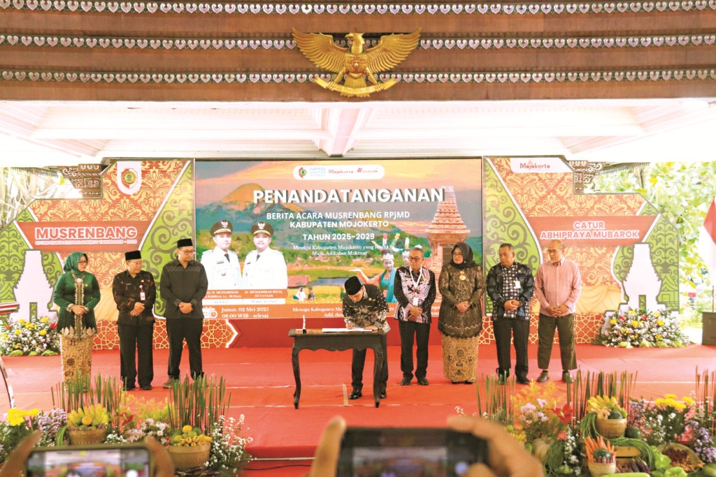 SEMANGAT MEMBANGUN: Bupati Muhammad Albarraa bersama Wabup dr. M. Rizal Oktavian, Ketua DPRD Ayni Zuroh, Sekdakab Teguh Gunarko, dan kepala OPD terkait, menandatangani berita acara Musrenbang RPJMD 20