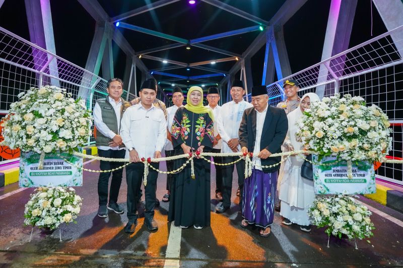 Gubernur Jatim Khofifah Indar Parawansa (tengah) saat meresmikan Jembatan Bubak di Kecamatan Gondang, Kabupaten Mojokerto, Kamis (19/2/2026) malam. (ANTARA/HO-Biro Adpim Pemprov Jatim)