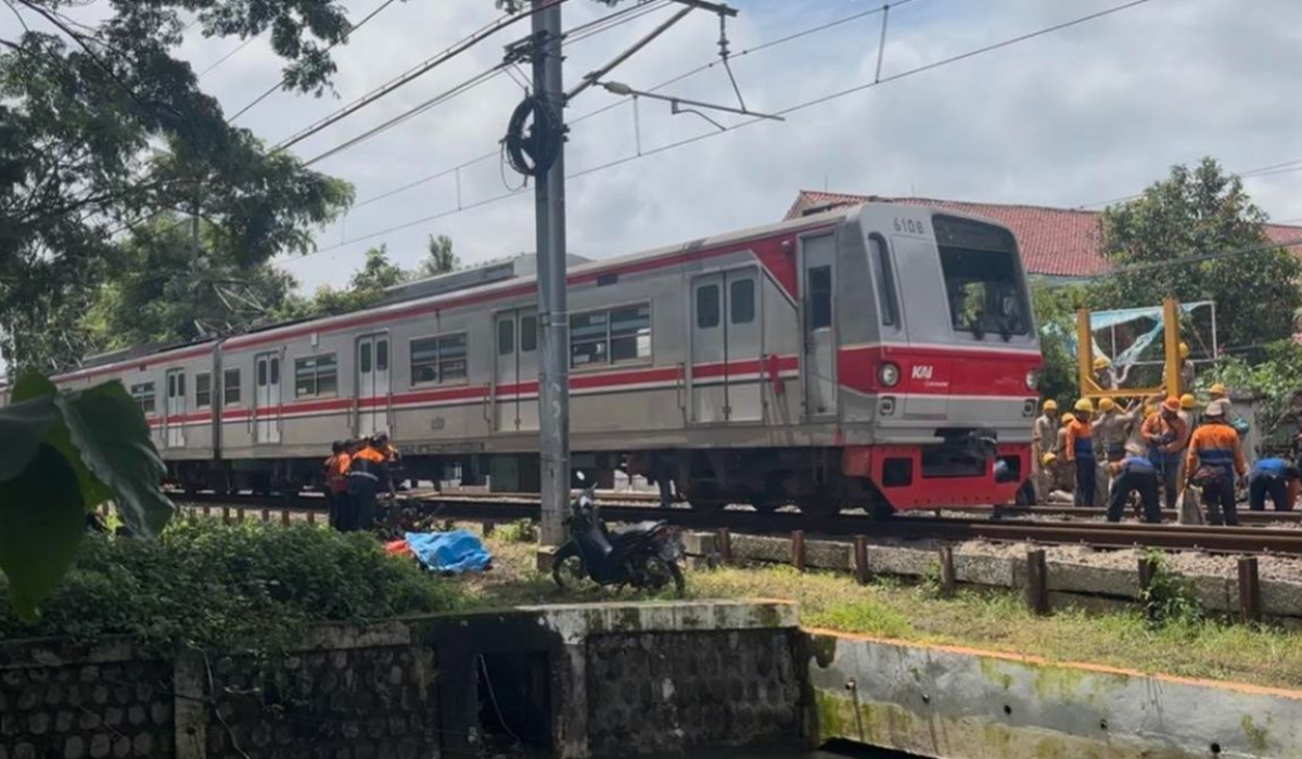 Suasana evakuasi KRL Basoetta yang anjlok akibat benturan dengan truk di wilayah Poris, Kota Tangerang.