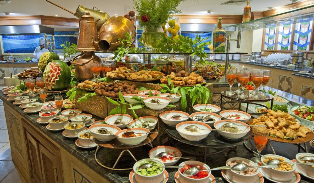 Buffet buka puasa hotel dengan aneka takjil, menu Nusantara, dan sajian khas Timur Tengah menjadi pilihan favorit masyarakat selama Ramadan.