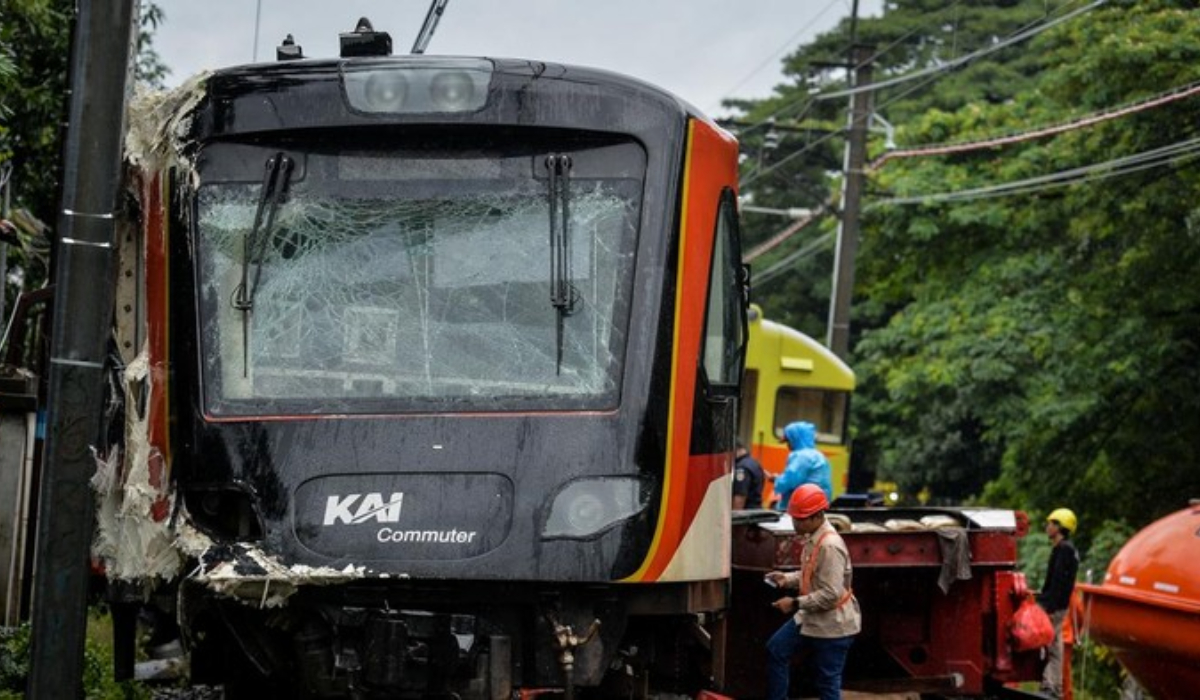 Kondisi KA Bandara setelah menabrak truk kontainer. Foto (ANTARA FOTO/Putra M. Akbar)